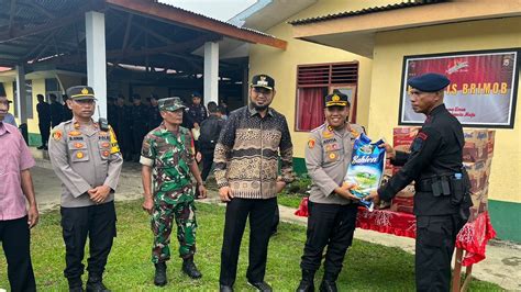 Kunker Di Pulau Obi Bupati Halsel Dan Kapolres Serahkan Bantuan