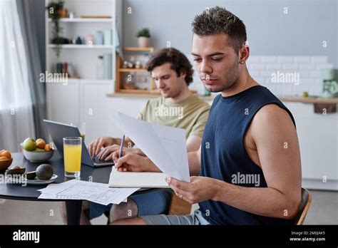 Jeune homme gay font l amour Banque de photographies et dimages à haute résolution Alamy