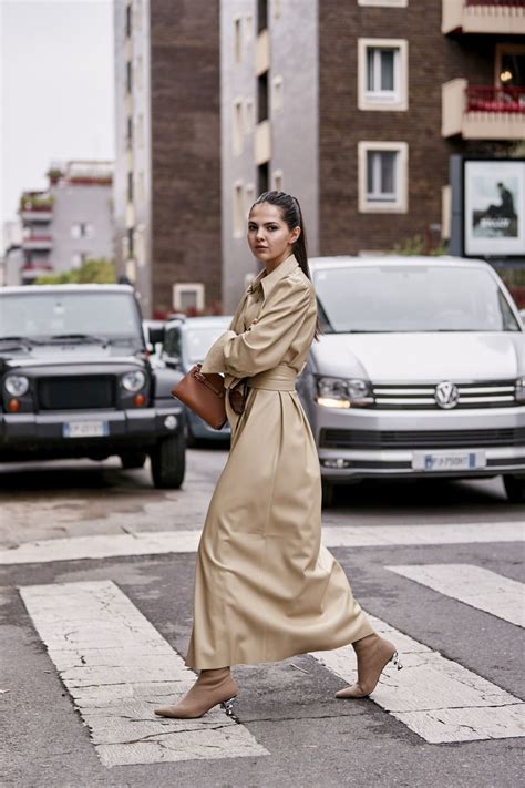 Cómo combinar una gabardina beige 4 looks que nos inspiran Telva