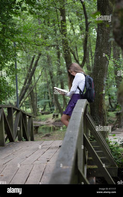 Blonde girl studying outside Fotos und Bildmaterial in hoher Auflösung Alamy