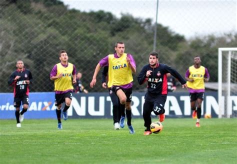 Na Volta Aos Treinos Time Reserva Do Atlético Pr Vence O Sub 23 No Ct