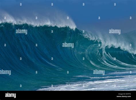 USA, Hawaii, Oahu, Pacific Ocean, Big dramatic wave Stock Photo - Alamy