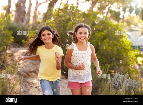 Deux Filles Souriantes Dans Une For T Banque De Photographies Et D