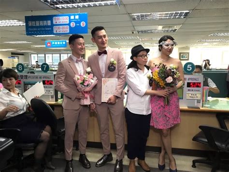 Hundreds Marry After Taiwan Legalizes Same Sex Marriage Cbc News