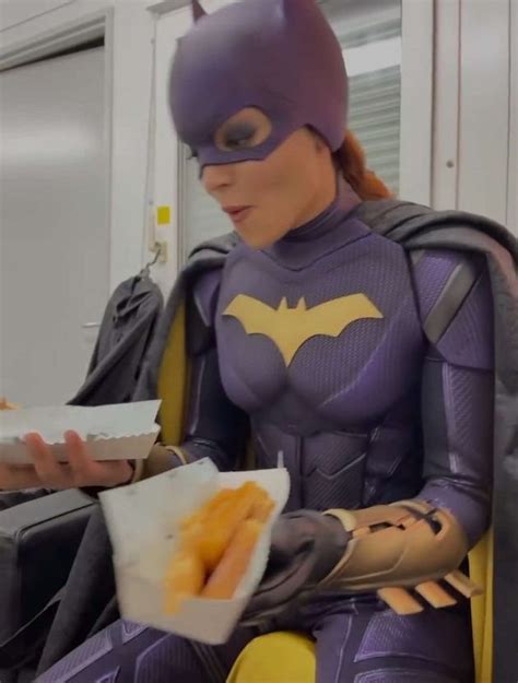 Batgirl Leslie Grace montre le costume final du film annulé