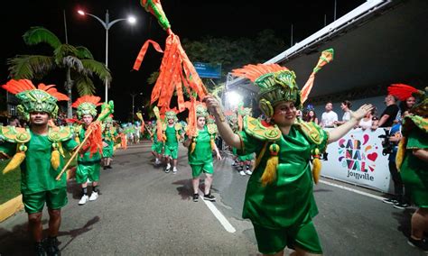 Desfile das Escolas de Samba Encanta Joinville Tradição e História