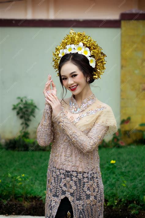 Belle Femme Indonésienne Portant Kebaya Kebaya Est Un Type De Vêtement Supérieur Qui Est