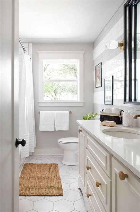 A Bathroom With White Walls And Flooring Has A Rug On The Floor Next To