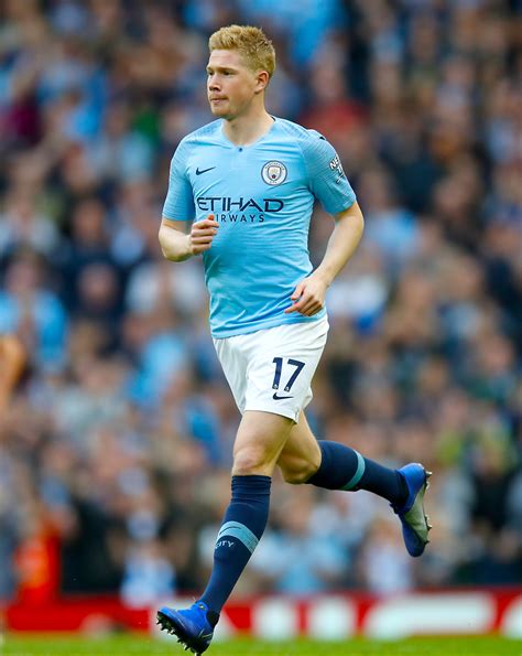 De Bruyne Injury Eye / Manchester City's Kevin De Bruyne being checked ...