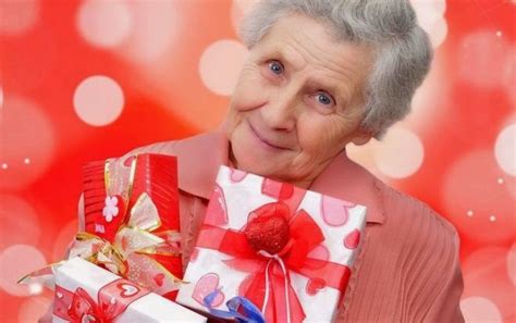 Что подарить на 80 лет женщине?