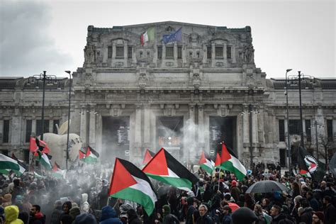 Dopo Pisa Oltre 15mila In Strada Per La Palestina A Milano Sassi