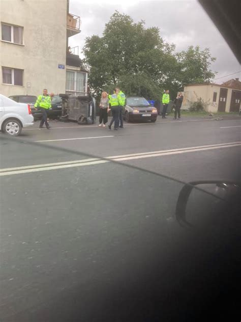 Mașină răsturnată pe Calea Turzii Locul parcă e cu magnet FOTO