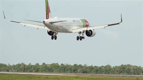 Aeronaves Da Gol E Da Azul Colidem No Aeroporto De Viracopos