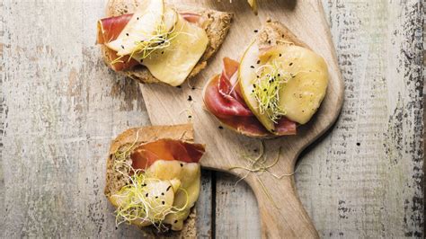 Bruschettas La Raclette Poire Jambon Cru Et Graines Germ Es Rapide