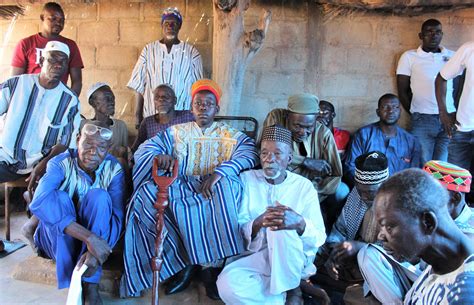 Burkina Ans L Ve En Classe De E Et Chef De Village Studio