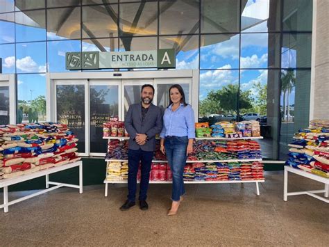 Prefeita Adriane Lopes recebe alimentos arrecadados na Paixão de Cristo