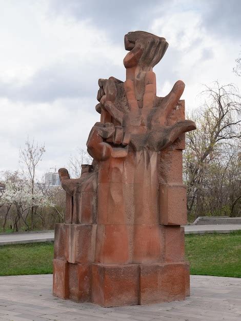 Monumento A La Paz Mundial En Forma De Manos En El Parque De La