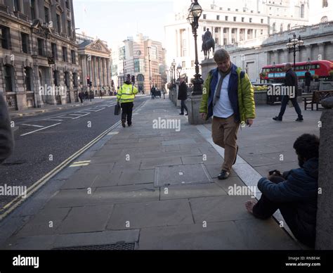 Barfuß Obdachlos Fotos Und Bildmaterial In Hoher Auflösung Alamy