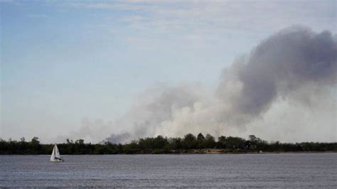 Incendios En Las Islas Controlan Focos Frente Al Gran Rosario Pero