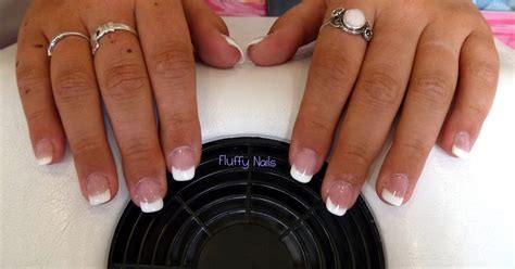 Fluffy Nails Pose 24 pose en gel avec capsules french dessinée sur