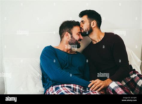 Couple gay au lit homme Banque de photographies et dimages à haute résolution Alamy
