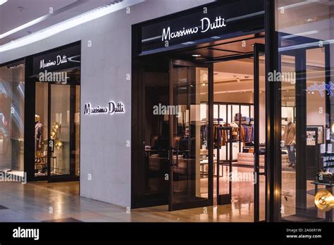 Massimo dutti hi-res stock photography and images - Alamy
