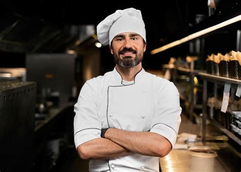 Chef cuisinant dans la cuisine en portant une tenue professionnelle ... 