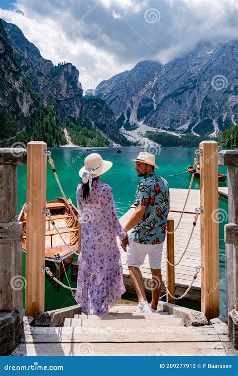 Beau Lac Dans Les Alpes Italiennes Lago Di Braies Dans Les Dolomites