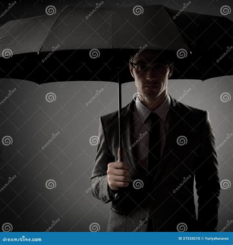 Homem De Neg Cios No Traje Que Prende O Guarda Chuva Preto Foto De