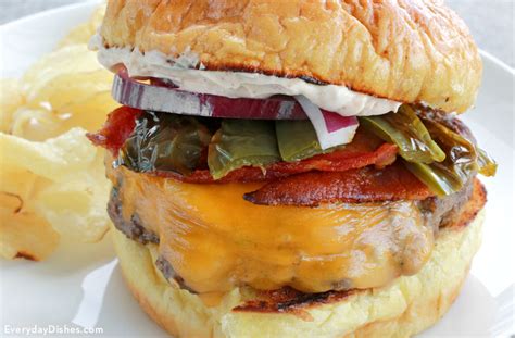 Bacon Jalapeño Burger With Sour Cream Sauce Recipe