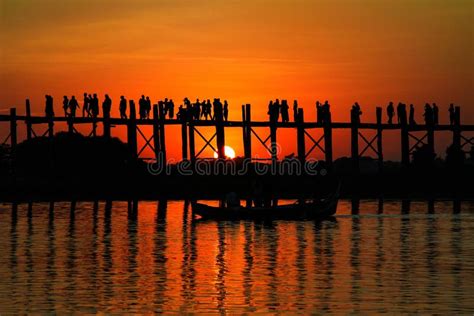 Por Do Sol Na Ponte De U Bein Amarapura Myanmar Burma Foto De Stock