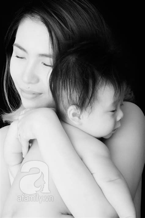 Bộ ảnh bán nude tuyệt đẹp của mẹ Việt chụp cùng con trai tháng tuổi