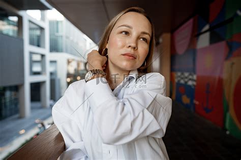 城市背景中美丽的年轻金发女商人高清摄影大图 千库网