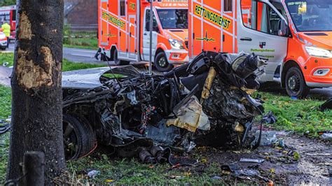 T Dlicher Unfall Im Kreis Kleve Auto Prallt Gegen Baum Vater