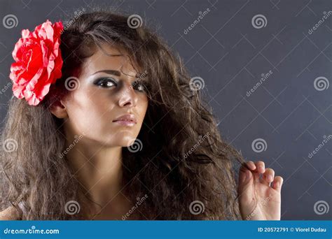 Femme Avec La Fleur Dans Le Cheveu Image Stock Image Du Cheveu Brunette