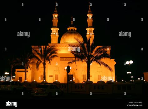 Jumeirah Mosque Dubai at night Stock Photo - Alamy