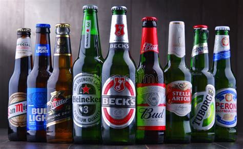 Botellas De Marcas Globales Famosas De La Cerveza Foto Editorial