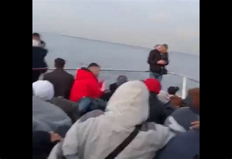 Une vidéo dun bateau de migrants avant quil ne coule au large de la