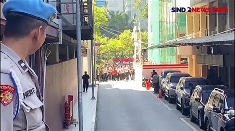 Sambil Angkat Jempol Panji Gumilang Hadir Di Bareskrim Polri Video