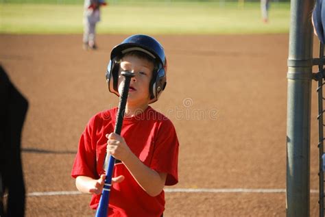 Menino Do Basebol Que Olha Fixamente No Bast O Foto De Stock Imagem