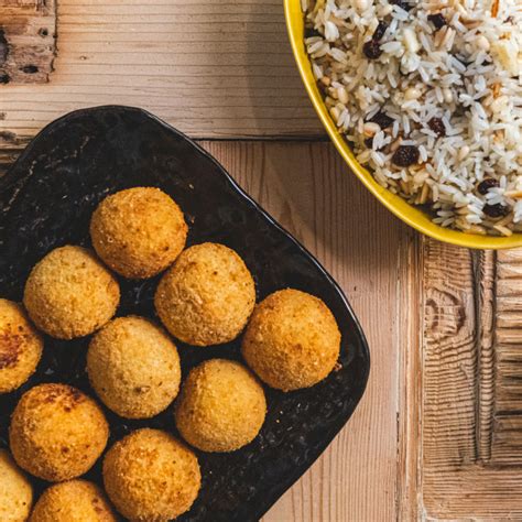 Croquetes de Pescada Amêndoa e Arroz de Passas e Pinhões