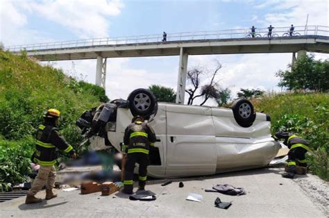 Volcadura en bulevar Atlixco y Periférico deja un muerto y un herido