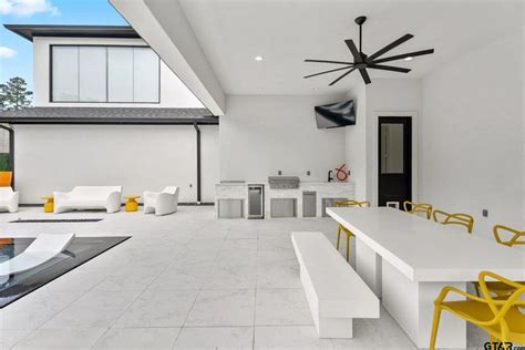 $1.5M Ultramodern Texas Mansion Boasts a Sleek, All-White Design