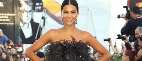 Tina Kunakey Son Selfie Sexy En Bikini R Chauffe Instagram Photo