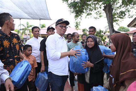 Bukti Nyata Musriadi Serahkan Seragam Sekolah Untuk Siswa Kurang Mampu