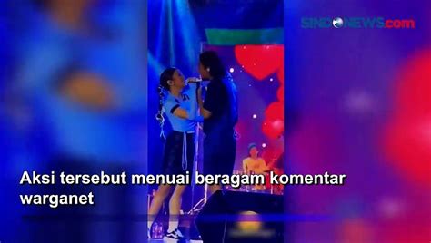 Pelukan Hingga Diduga Ciuman Di Atas Panggung Gaya Pacaran Rizky