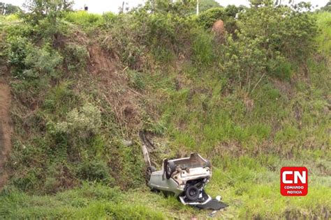 Carro Sai Da Estrada E Cai Em Ribanceira Pr Ximo A Linha F Rrea Em