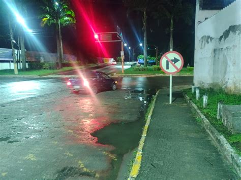 Vídeo Prefeitura de Campos instala placa de sinalização no meio da