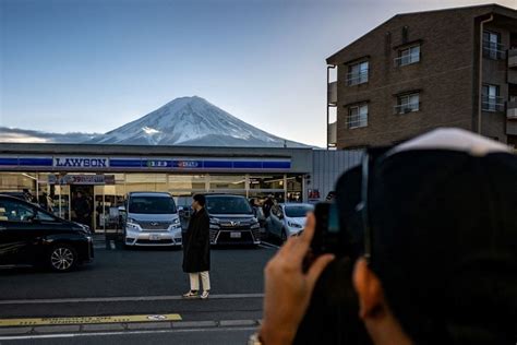 富士山撮影スポットに観光客殺到、地元自治体が高さ2．5メートルの幕設置へ Jp