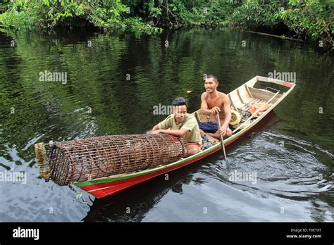 Mencari Ikan Dengan Bubu Alat Tangkap Ikan Tradisional Stock Photo Alamy